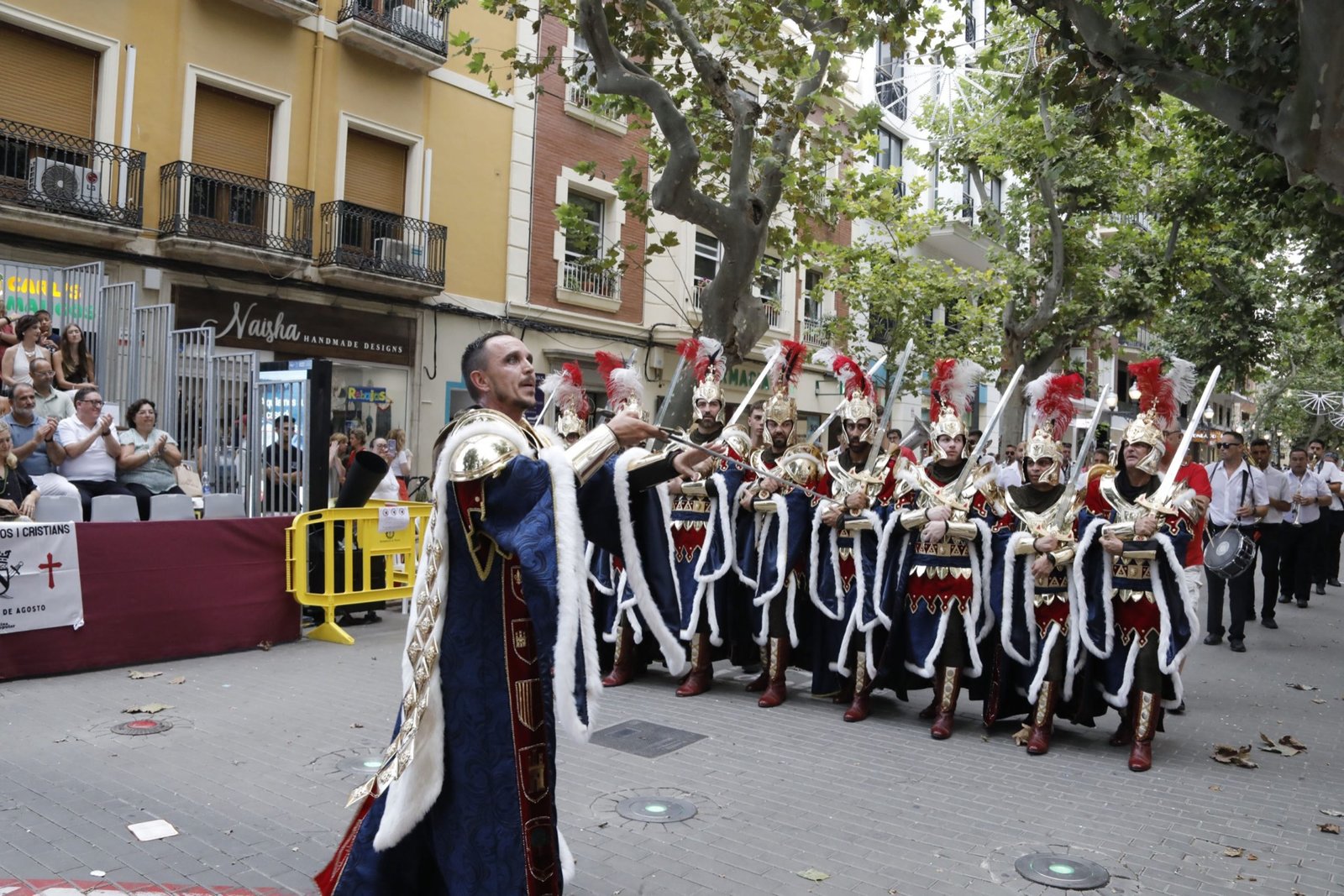 Participantes preparándose para avanzar en el desfile oficial de Dénia